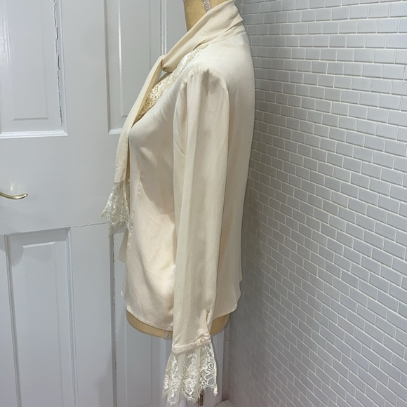 Bloomingdale’s ivory 💯 silk crepe blouse with lace front and cuffs. Size 10P. - Picture 3 of 7